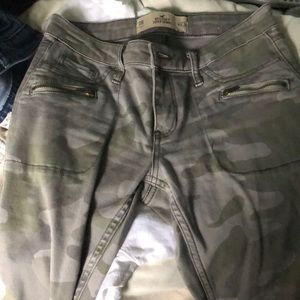 Hollister army colored super skinny jeans